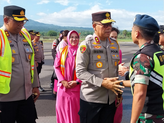 Kapolda NTT Irjen Pol Daniel Tahi Monang Silitonga dijemput di Bandara Frans Seda Maumere, Selasa (23/1)