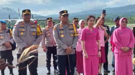 Kapolda NTT Irjen Pol Daniel Tahi Monang Silitonga tiba di Bandara Frans Seda Maumere, Selasa (23/1)