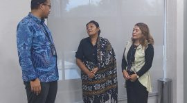 Pimpinan Cabang BRI Heru Pratomo didampingi Area Manager BRILife BRI Maumere Ewaldina Nona Vitri berbincang dengan Maria Nona Ance, ahli waris penerima klaim asuransi, Selasa (23/1)