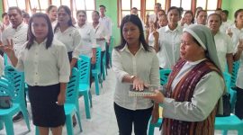 Suasana pelantikan KPPS Kelurahan Wairotang, Kamis (25/1)