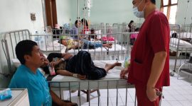 Dokter Mario Nara sedang mengecek perkembangan kesehatan seorang pasien demam berdarah, Kamis (25/1)