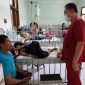Dokter Mario Nara sedang mengecek perkembangan kesehatan seorang pasien demam berdarah, Kamis (25/1)