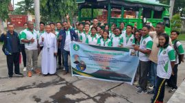 Kepala SMPK Frater Maumere Frater Maria Sebastianus pose bersama Tim GSPL sebelum berangkat menuju Kabupaten Flores Timur untuk menyalurkan bantuan kemanusiaan bagi pengungsi, Sabtu (27/1)