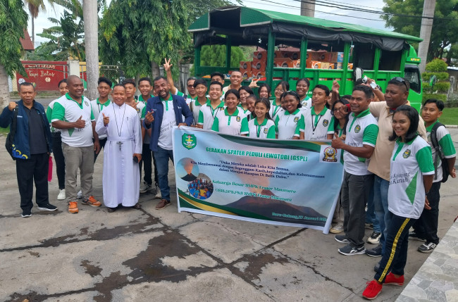 Kepala SMPK Frater Maumere Frater Maria Sebastianus pose bersama Tim GSPL sebelum berangkat menuju Kabupaten Flores Timur untuk menyalurkan bantuan kemanusiaan bagi pengungsi, Sabtu (27/1)