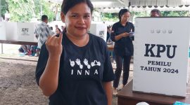 Seorang disabilitas menunjukkan jari yang sudah mendapatkan tinta sebagai tanda telah mencoblos pada simulasi pemungutan suara di KPU Sikka, Selasa (30/1) 