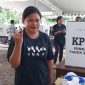 Seorang disabilitas menunjukkan jari yang sudah mendapatkan tinta sebagai tanda telah mencoblos pada simulasi pemungutan suara di KPU Sikka, Selasa (30/1) 