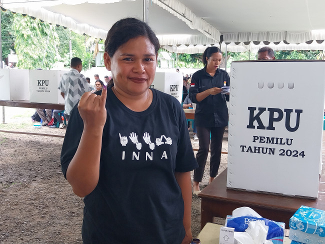 Seorang disabilitas menunjukkan jari yang sudah mendapatkan tinta sebagai tanda telah mencoblos pada simulasi pemungutan suara di KPU Sikka, Selasa (30/1) 