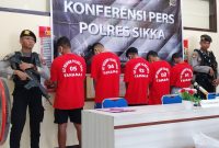 Polisi memperlihatkan 5 tersangka kasus pengeroyokan 