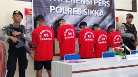 Polisi memperlihatkan 5 tersangka kasus pengeroyokan 