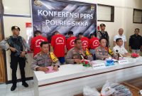 Kapolres Sikka AKBP Hardi Dinata memberikan keterangan pers terkait kasus pengeroyokan, Rabu (31/1)