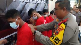 Kapolres Sikka AKBP Hardi Dinata memperhatikan salah seorang tersangka kasus pengeroyokan, Rabu (31/1)