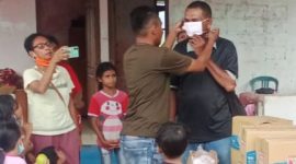 Tim SMD mengenakan masker kepada warga terdampak erupsi Gunung Lewotobi Laki-Laki