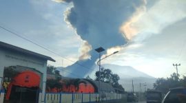 Erupsi Gunung Lewotobi Laki-Laki pada Selasa (2/1) pagi
