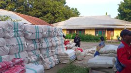 Staf Dinsos Sikka dan Tagana Sikka bersiap menyalurkan logistik untuk pengungsi Gunung Lewotobi Laki-Laki, Selasa (2/1)