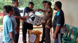 Pelaksana Tugas Kalak BPBD Sikka Kensius Didimus menyerahkan bantuan untuk warga terdampak erupsi Gunung Lewotobi yang mengungsi di Desa Timutawa Kecamatan Talibura, Kamis (4/1) 