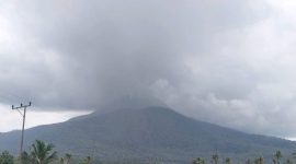 Gunung Lewotobi Laki-Laki erupsi lagi Minggu (7/1) pagi (foto: istimewa)