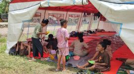 Pengungsi di Desa Konga menempati tenda Kemensos RI (foto: istimewa)