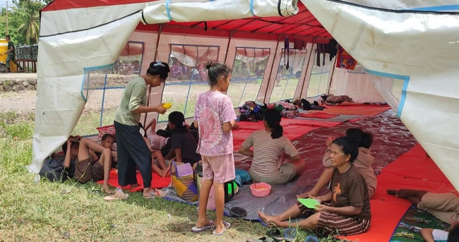 Pengungsi di Desa Konga menempati tenda Kemensos RI (foto: istimewa)