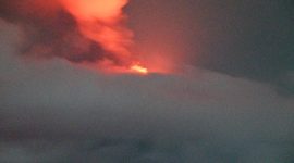 Gunung Lewotobi Laki-Laki mulai mengeluarkan lava pijar,  Selasa (9/1) malam