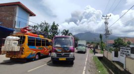 Ruas jalan Trans Flores Larantuka-Maumere masih ramai meskipun terjadi peningkatan. erupsi Gunung Lewotobi Laki-Laki