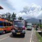 Ruas jalan Trans Flores Larantuka-Maumere masih ramai meskipun terjadi peningkatan. erupsi Gunung Lewotobi Laki-Laki