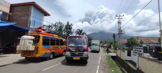 Ruas jalan Trans Flores Larantuka-Maumere masih ramai meskipun terjadi peningkatan. erupsi Gunung Lewotobi Laki-Laki