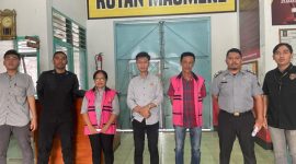 Tersangka sebelum memasuki Rutan Maumere, Jumat (19/1)