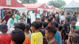 Suasana kegiatan trauma healing pelajar SMPK Frater Maumere kepada anak-anak pengungsi di Posko Konga, Sabtu (27/1) 