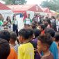 Suasana kegiatan trauma healing pelajar SMPK Frater Maumere kepada anak-anak pengungsi di Posko Konga, Sabtu (27/1) 