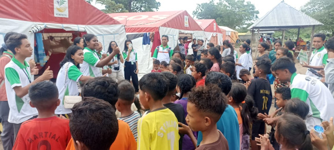 Suasana kegiatan trauma healing pelajar SMPK Frater Maumere kepada anak-anak pengungsi di Posko Konga, Sabtu (27/1) 
