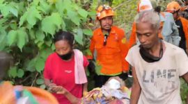 Lansia korban terdampak erupsi Gunung Lewotobi Laki-Laki terpaksa ditandu Tim SAR Gabungan, Senin (8/1)