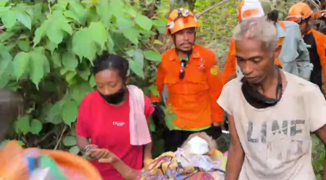 Lansia korban terdampak erupsi Gunung Lewotobi Laki-Laki terpaksa ditandu Tim SAR Gabungan, Senin (8/1)