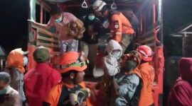 Tim SAR Gabungan evakuasi 13 warga Desa Dulipali, Rabu (10/1) dinihari