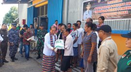 Penjabat Bupati Sikka Adrianus Firminus Parera menyerahkan beras bantuan pangan kepada salah satu keluarga penerima manfaat, Jumat (2/2)
