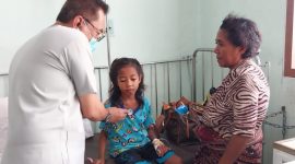 Dokter Mario Nara sedang memeriksa kesehatan seorang pasien DBD di Ruang Melati, Senin (5/2)