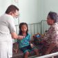 Dokter Mario Nara sedang memeriksa kesehatan seorang pasien DBD di Ruang Melati, Senin (5/2)