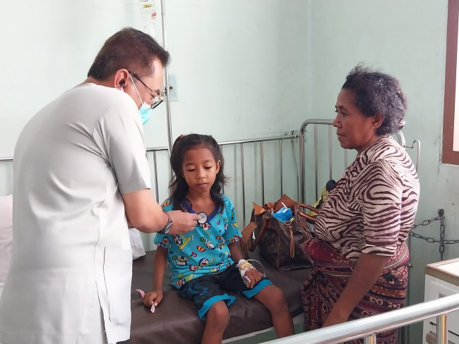 Dokter Mario Nara sedang memeriksa kesehatan seorang pasien DBD di Ruang Melati, Senin (5/2)