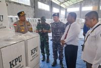 Ketua KPU Sikka Herimanto sedang menjelaskan rencana distribusi logistik kepada Danlanal Maumere dan Kapolres Sikka, Kamis (8/2) 