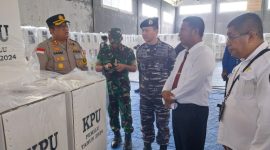 Ketua KPU Sikka Herimanto sedang menjelaskan rencana distribusi logistik kepada Danlanal Maumere dan Kapolres Sikka, Kamis (8/2) 