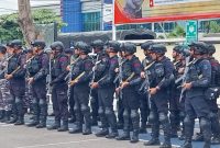 Personil Brimob Maumere saat apel siaga pengamanan Pemilu di halaman Polres Sikka, Selasa (13/2)