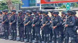 Personil Brimob Maumere saat apel siaga pengamanan Pemilu di halaman Polres Sikka, Selasa (13/2)