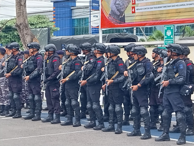 Personil Brimob Maumere saat apel siaga pengamanan Pemilu di halaman Polres Sikka, Selasa (13/2)