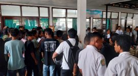 Pemilih potensial sedang antri di Kantor Dukcapil Sikka untuk mendapatkan surat keterangan, Selasa (13/2)