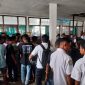 Pemilih potensial sedang antri di Kantor Dukcapil Sikka untuk mendapatkan surat keterangan, Selasa (13/2)