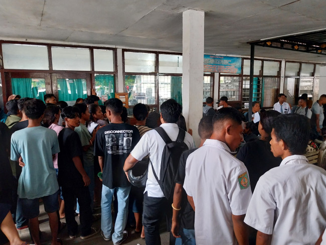 Pemilih potensial sedang antri di Kantor Dukcapil Sikka untuk mendapatkan surat keterangan, Selasa (13/2)