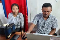 Petugas Dispenduk dan Capil Sikka sedang melakukan proses perekaman KTP Elektronik, Selasa (13/2)