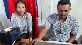 Petugas Dispenduk dan Capil Sikka sedang melakukan proses perekaman KTP Elektronik, Selasa (13/2)