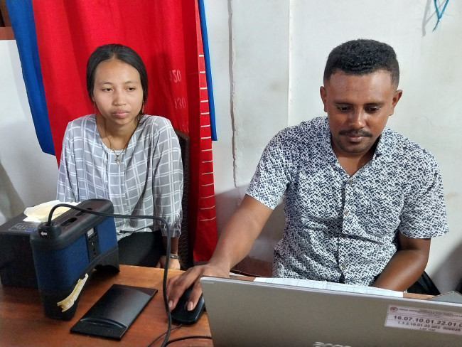 Petugas Dispenduk dan Capil Sikka sedang melakukan proses perekaman KTP Elektronik, Selasa (13/2)