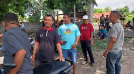 Tampak seorang pemilih mengenakan baju pasangan calon di areal TPS Wairotang 002 pada saat pelaksanaan pemungutan suara, Rabu (14/2) 