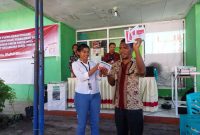 PPK Alok Timur mengecek fisik surat suara tidak sah saat pleno penghitungan suara, Selasa (20/2)